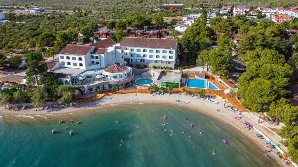 Hotel Miran Pirovac - Una baia adriatica silenziosa, una spiaggia di ghiaia davanti alla porta e accoglienza dalmata